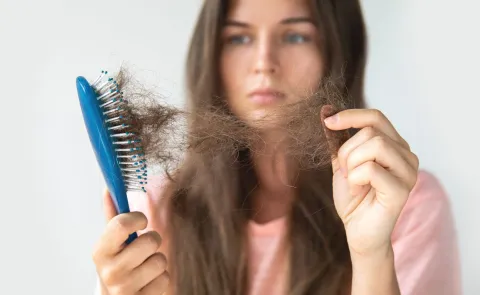 Caída del pelo: cuándo se convierte en una problemática y cuáles son los 7 métodos para revertirla caída del pelo