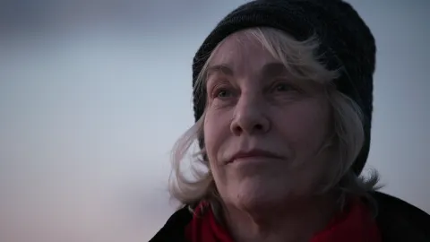 Netflix: tiene solo 2 episodios y es una de las series más vistas de la plataforma Foto de la docuserie Entre las llamas, la hija perdida, de Netflix.