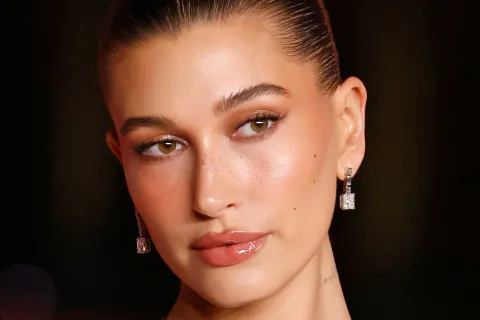 Martini nails: así es el diseño de uñas que impone Hailey Bieber Hailey Bieber, otra de las que se sumó a esta propuesta