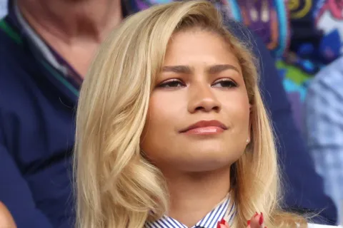 El bolso favorito de Zendaya que es un clásico de los años 90 Zendaya, una de las actrices más fashionistas, se volvió a mostrar con el que se postula como su bolso de cabecera.