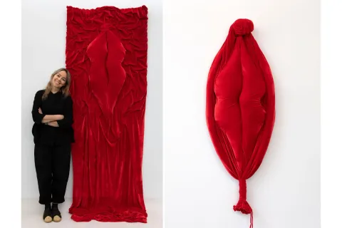 Una argentina en Nueva York: la artista que llega a Manhattan con una muestra sobre la trata de personas Guillermina Grinbaum con dos de sus creaciones en terciopelo: Entre pliegues y Crisálida.