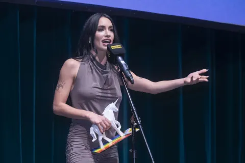 Lali fue reconocida por Amnistía Internacional por su activismo LGBTIQ+: "No bajemos los brazos" Lali, en el discuso por el reconocimiento que impulsó Amnistía Internacional.
