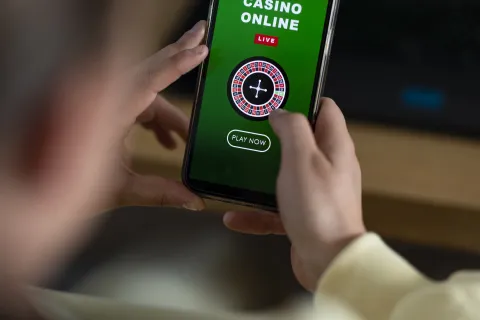 Ludopatía digital: cómo darte cuenta si tu hijo está apostando Crece la ludopatía digital en los jóvenes.
