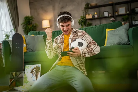 Ludopatía digital: ¿por qué cada vez más chicos no pueden parar de apostar? joven apostando online