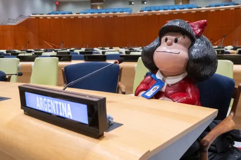 Mafalda cumplió su sueño de ser intérprete en la ONU y deslumbró en los premios Emmy Mafalda, intérprete en la ONU.