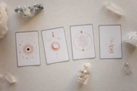 Este es el mensaje del tarot para la semana del 11 de noviembre: elegí una carta y descubrilo Cartas de tarot desplegadas sobre una mesa.