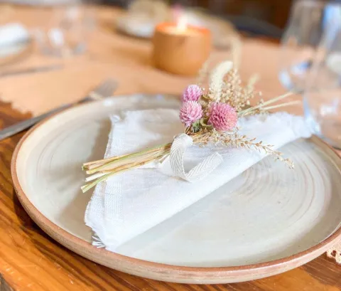 3 ideas simples para decorar tu mesa de Navidad Ideas simples para decorar la mesa navideña.