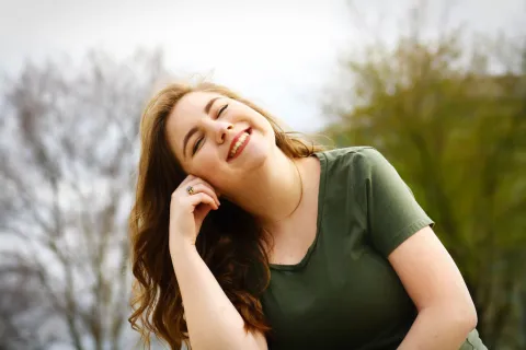 ¿Es posible cultivar la positividad para mejorar nuestra calidad de vida?: esto dice la psicología mujer feliz