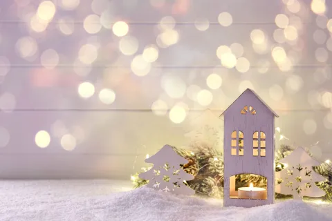 5 tendencias navideñas nórdicas que los argentinos podemos adoptar este año Iluminación con portavelas de inspiración navideña