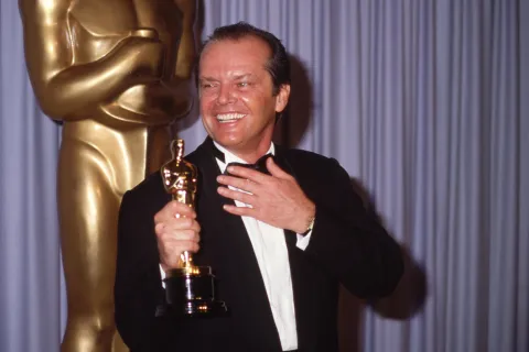 Jack Nicholson dijo quién cree que es el mejor actor del mundo y sorprendió con la respuesta Foto de Jack Nicholson en la entrega de los Oscars de 1984.