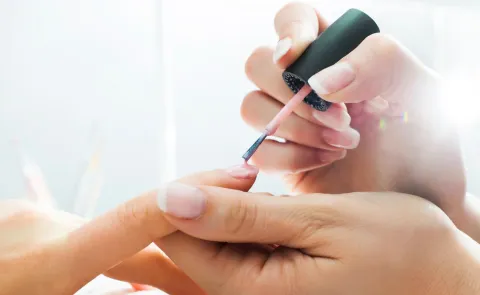 Nueva tendencia en nail art: esta es la técnica que no daña las uñas y las deja súper prolijas Nail art