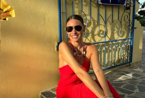Pampita deslumbra con el audaz vestido rojo que lució para visitar al Gran Buda en Tailandia Foto de Pampita en Tailandia.