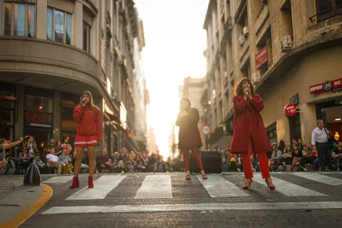 Qué hacer en Buenos Aires: 10 planazos GRATIS (¡o casi!) para este fin de semana Mujeres vestidas de rojo en la ciudad haciendo una performance en la calle.