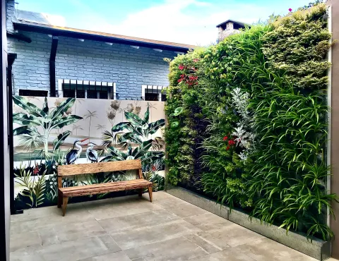 Cómo crear un jardín vertical en tu terraza: qué materiales necesitás Desde paredes exteriores hasta espacios interiores, los jardines verticales embellecen cualquier aspecto gris y descolorido