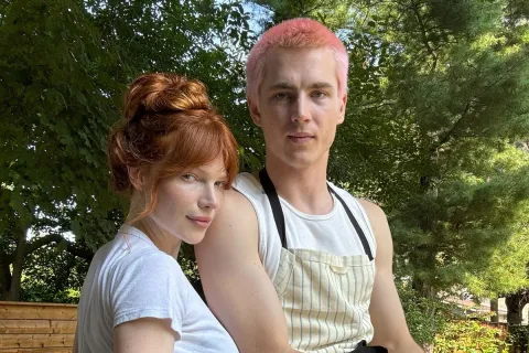 Cuando los roles se invierten: ¿quiénes son las “provider wives”? Levi y William, una pareja viral de TikTok, propone una división de roles donde ella es la proveedora y él se ocupa de las tareas domésticas
