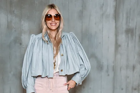 Así son las sandalias de Sienna Miller, que seguro tenés en el placard, que serán furor esta temporada Sienna Miller