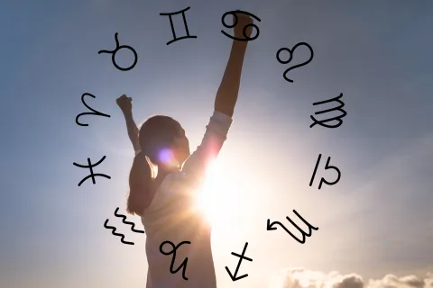 Estos son los signos más fuertes del Zodíaco, según la astrología: ¿está el tuyo? Mujer alzando los brazos al cielo.
