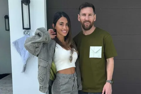 Lionel Messi y Antonela Roccuzzo mostraron la decoración de su casa para Halloween Antonela Roccuzzo publicó en su cuenta de Instagram algunas fotos en donde muestra cómo fue su decoración para celebrar Halloween.