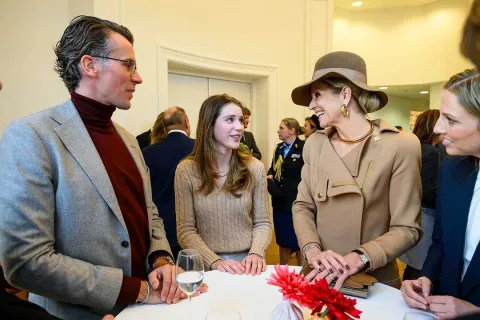 Máxima Zorreguieta apostó por un look con piloto y sombrero que se robó todas las miradas La reina de los Países Bajos dijo presente en un evento en La Haya y se llevó todas las miradas con un look monocromático con accesorios muy originales.