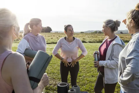 ¿Qué es el suelo pélvico y cómo mantenerlo saludable? grupo de mujeres yoga