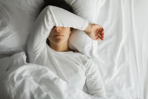 ¿Qué significa despertarse a las 3 de la mañana? mujer que no puede dormir