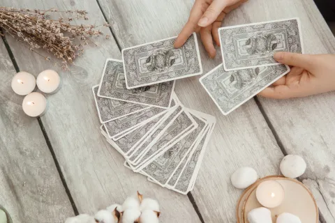 Este es el mensaje del tarot para la semana del 18 de noviembre: elegí una carta y descubrilo Cartas de tarot desplegadas sobre una mesa.