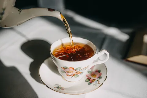 El té aliado del bienestar que "lo cura todo": mejora el estrés, facilita la digestión y protege la piel Té