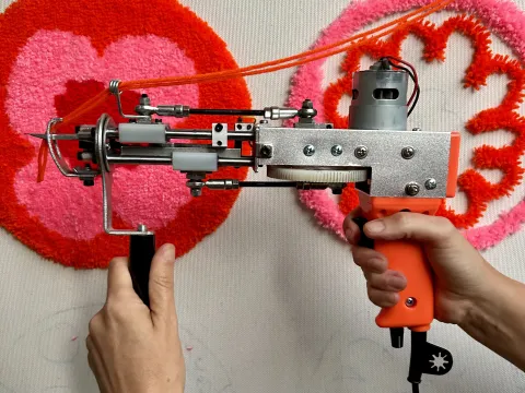 ¿Qué es el tufting?: “Hice un curso sobre la técnica que es furor y esto aprendí” Los hilos o lanas se inyectan a pistola en esta técnica artesanal que, sin ser nueva, se puso de moda entre las generaciones más jóvenes.