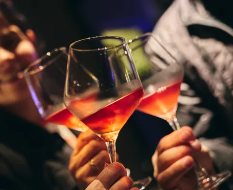 Los vinos tintos ligeros son tendencia: cómo identificarlos, consejos para consumirlos y cuáles probar brindis con copas de vinos ligeros
