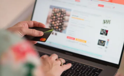 Envíos a 5 dólares: cómo comprar en Amazon desde Argentina y que llegue a la puerta de tu casa Una mujer haciendo una compra online desde su computadora