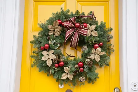 Ideas simples para adornos de Navidad en puertas Adorno navideño para decorar tu puerta.