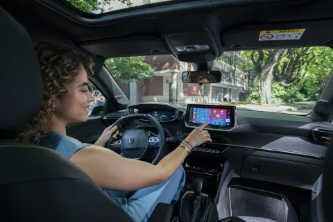 Propuestas para aprovechar al máximo el tiempo que pasas viajando Según WGSN, el auto será el nuevo espacio personal de preferencia. Peugeot propone transformarlo en un lugar para crecer, aprender y disfrutar.