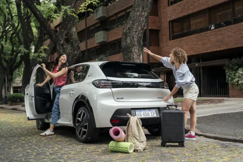 Carliving: todo lo que necesitás llevar en el auto para simplificar tu vida El nuevo Peugeot 208 se reinventa. Diseño renovado. Nueva firma lumínica. Nuevos faros traseros LED y nuevo motor turbo.