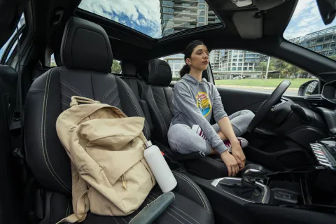Ideas para relajarte y conectar con vos misma en el auto Con su techo panorámico, el Nuevo Peugeot 208 brinda una experiencia de confort y placer, llevando la experiencia de manejo a un nivel superior.