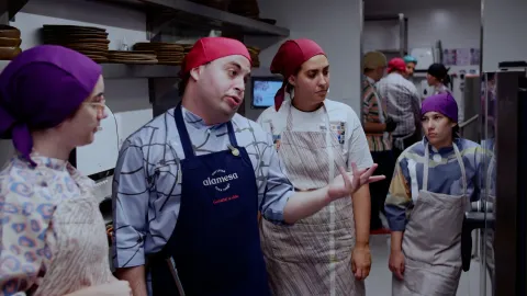 El emotivo documental de Max que muestra el detrás de escena del restaurante Alamesa Parte del equipo que trabaja en alamesa.