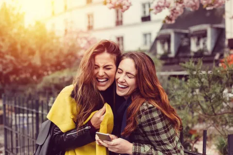 Día de los Inocentes: por qué se celebra el 28 de diciembre y las bromas que podés hacer Amigas riéndose