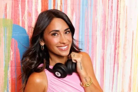 Antonela Roccuzzo se luce con la prenda must de la temporada para presentar su nueva playlist Foto de Antonela Roccuzzo.