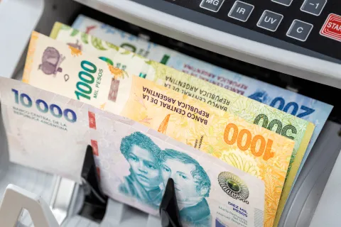 Aguinaldo 2024: ¿cuándo se cobra y cómo calcularlo? billetes de pesos