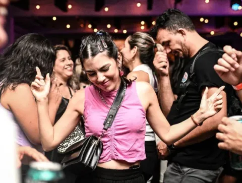Boliches en Palermo: los mejores lugares para ir a bailar una mujer baila en un boliche.