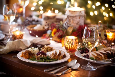 Cómo calcular la comida y la bebida para la mesa navideña Cómo calcular la comida y la bebida para la mesa navideña