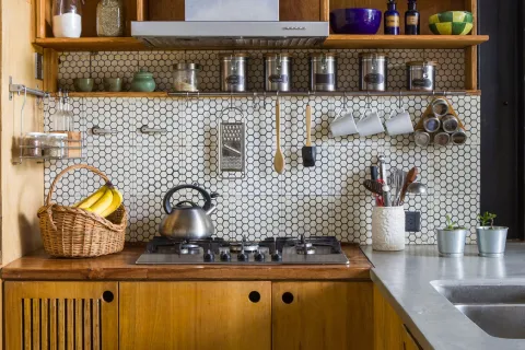 5 ideas para reformar tu cocina con poca plata y mucho ingenio Las cocinas son espacios de vida social.