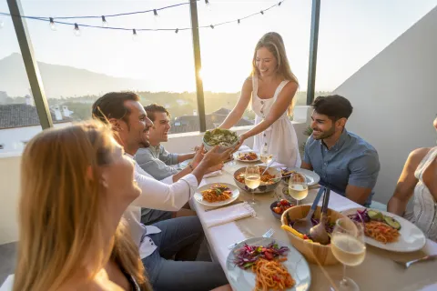 Cómo ser buen anfitrión en estas fiestas: consejos de un coach gastronómico internacional reunión de amigos