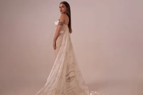 La razón por la que Flor Peña se puso un vestido "escrito" para ir a los premios ACE Flor Peña lució un vestido de corset y falda que remató con una capa repleta de palabras, símbolos, dibujos y frases.