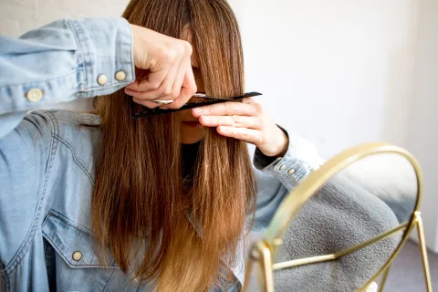 Chau pelo largo: estos son los tres cortes que serán furor en el 2025 Una mujer cortándose el pelo