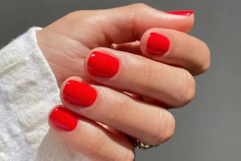 Estos son los colores de uñas que serán tendencia en 2025 En 2025 el rojo será un color clave en esmaltes