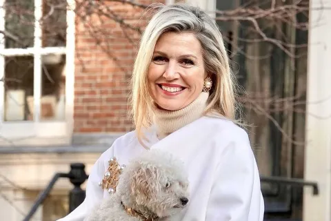 El look monocromático de Máxima Zorreguieta para protagonizar las fotos oficiales de la familia real Máxima Zorreguieta participó de la producción de fotos oficiales de la familia real y una vez más sorprendió con su estilismo