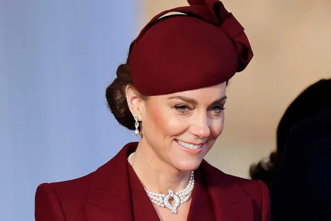 Kate Middleton apostó por dos looks prácticamente iguales sin que nadie lo note Kate Middleton dijo presente en la recepción al emir de Catar e impactó con dos estilismos parecidos y nadie se dio cuenta