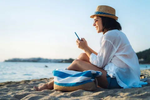 Alerta tendencia 2025: la prenda que es furor en las playas argentinas y que seguro tenés en tu guardarropa Las camisas son el must de este verano
