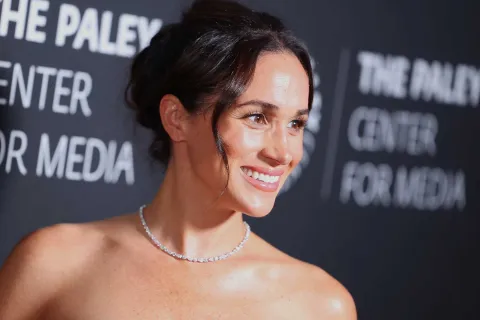 Meghan Markle y un homenaje a Lady Di con un vestido escote corazón Meghan Markle asisitió a una gala en la que lució un diseño similar al que llevó Lady Di en su momento