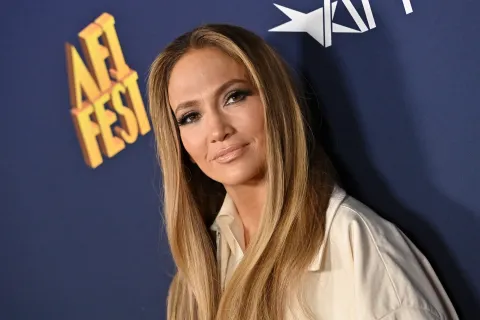 Jennifer Lopez combina la alta costura con el jean que marcó los 2000 y vuelve a ser tendencia Foto de Jennifer Lopez.